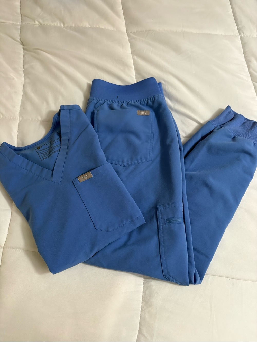 FIGS Women's ceil blue V-Neck Scrub Top and Jogger Pants Set
